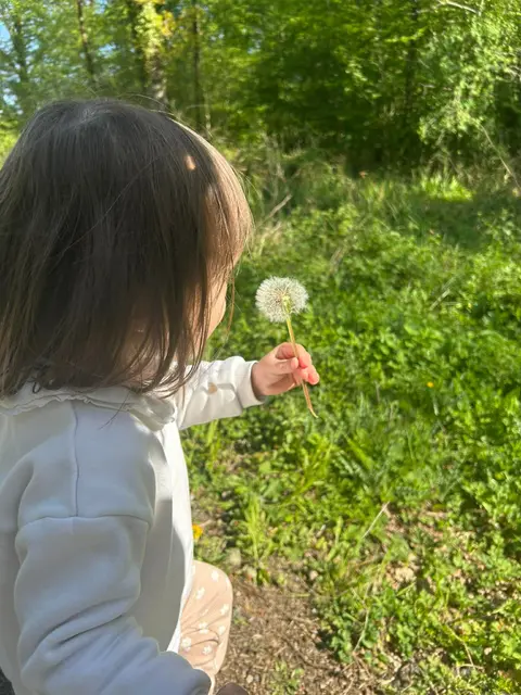 Enfant confiant et serein dans un cadre nature et lumineux