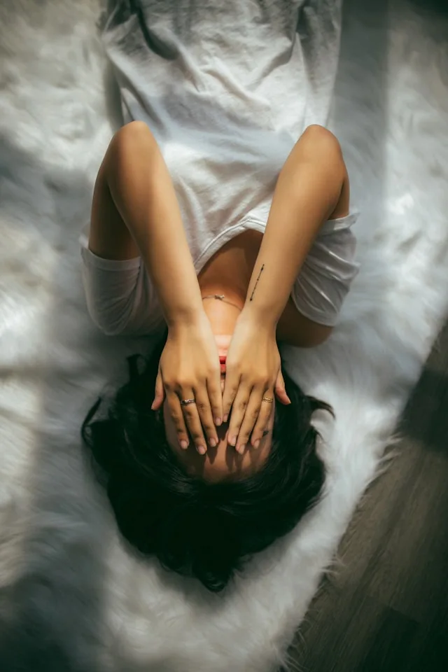 Mains delicatement posees sur le coeur, geste d'apaisement et d'ecoute de soi