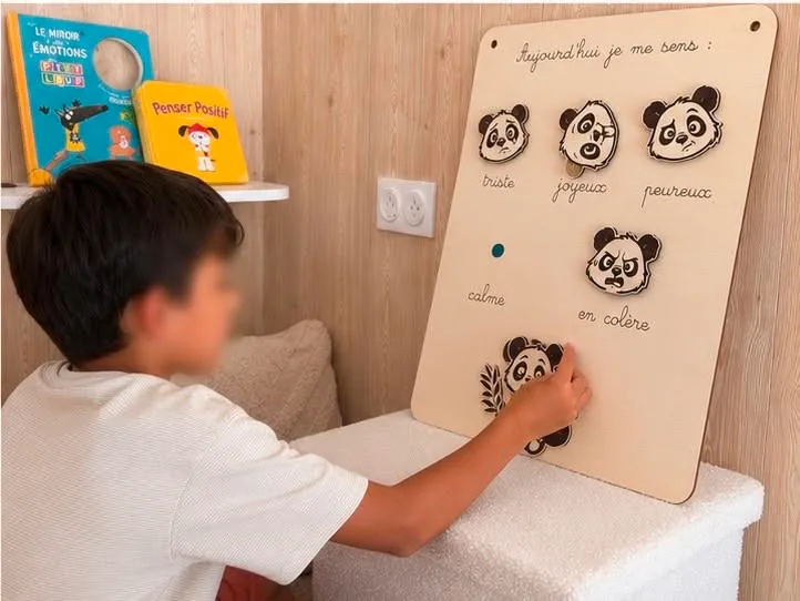 Enfant exprimant ses emotions avec un sourire apaise