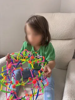 Enfant calme lors d une seance de sophrologie enfant au cabinet situé à helfaut près de saint omer