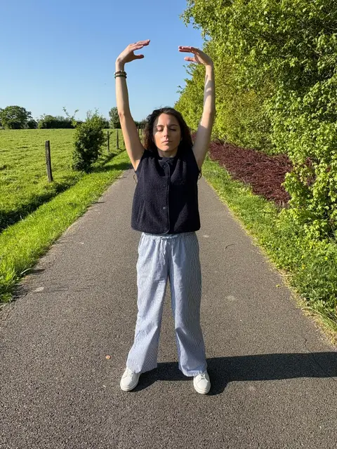 Femme sereine, le regard apaise, dans une lumiere douce et naturelle